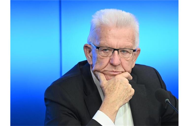 Winfried Kretschmann spricht bei einer Regierungspresskonferenz zu Journalisten. Foto: Bernd Weißbrod/dpa/Archivbild