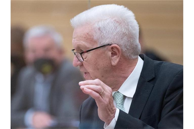 Winfried Kretschmann spricht im Landtag. Foto: Bernd Weißbrod/dpa/Archivbild