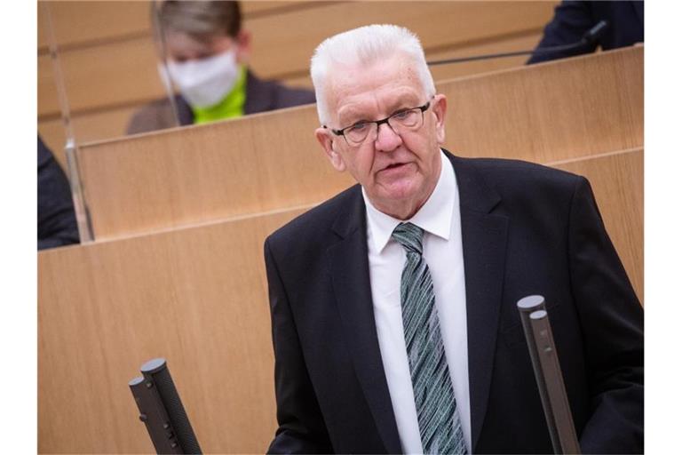 Winfried Kretschmann spricht im Plenarsaal in Baden-Württemberg. Foto: Christoph Schmidt/dpa/Archivbild