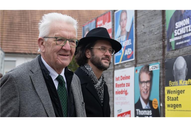 Winfried Kretschmann uns sein Sohn Johannes auf dem Weg ins Wahllokal.