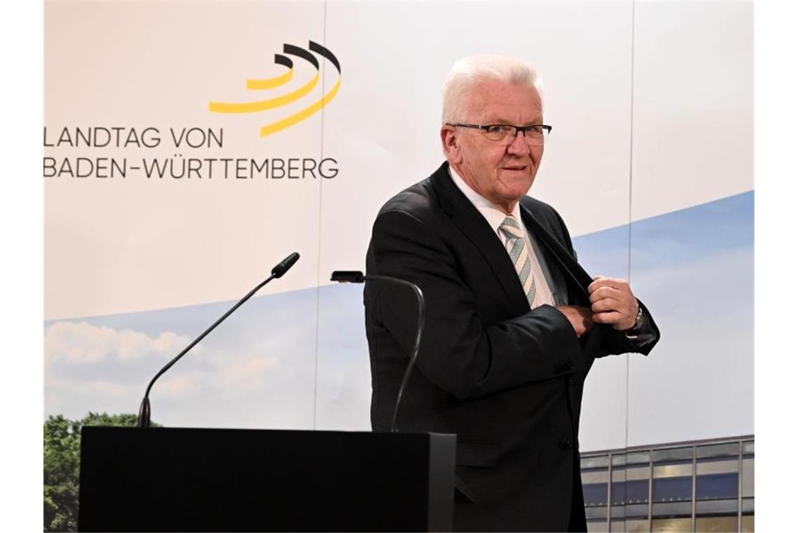 Politikwissenschaftler: Kretschmann ist fast unschlagbar Winfried Kretschmann verlässt eine Pressekonferenz. Foto: Uli Deck/dpa