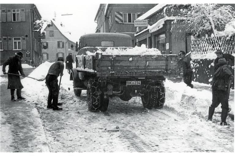 Winterdienst im Jahr 1958 in der Aspacher Straße in Backnang: Händisch räumen sechs Männer die Fahrbahn frei. Nur das Notwendigste wird weggeschippt. Archivfoto: BKZ