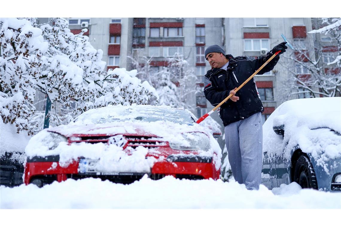 Wintereinsatz: Mann kämpft gegen Schneemassen am Auto