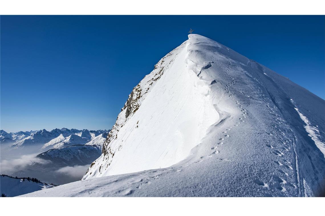 Winterlicher Gipfelgrat der Schneidspitze, im Hintergrund die Allgäuer Alpen, Reutte, Außerfern.