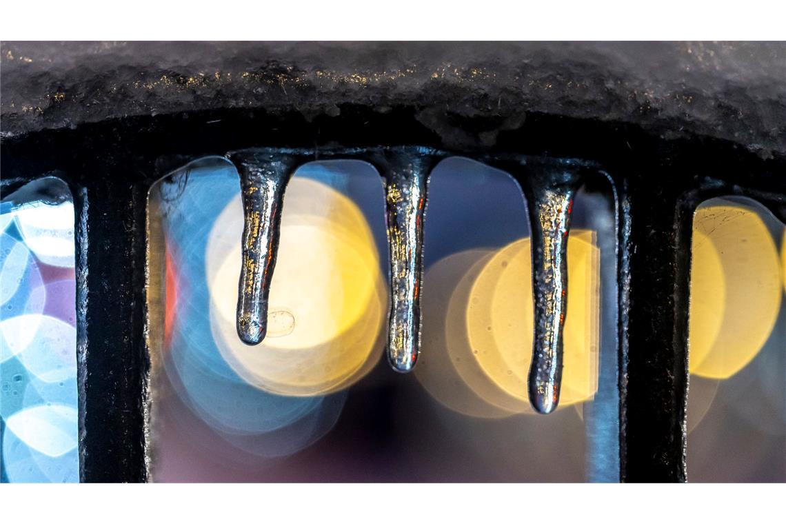 Winterwetter in den USA: kleine Eiszapfen hängen an einem Fahrradständer.