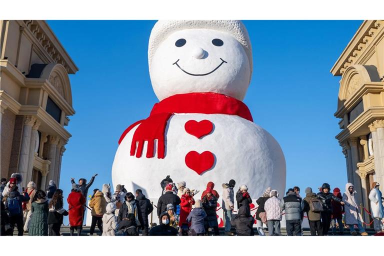 Winterwunder in Harbin: Touristen bestaunen gigantischen Schneemann in Nordostchina