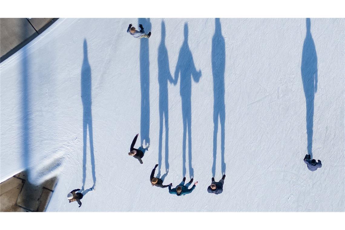 Winterzauber im Ostragehege: Lange Schatten auf der Eisbahn