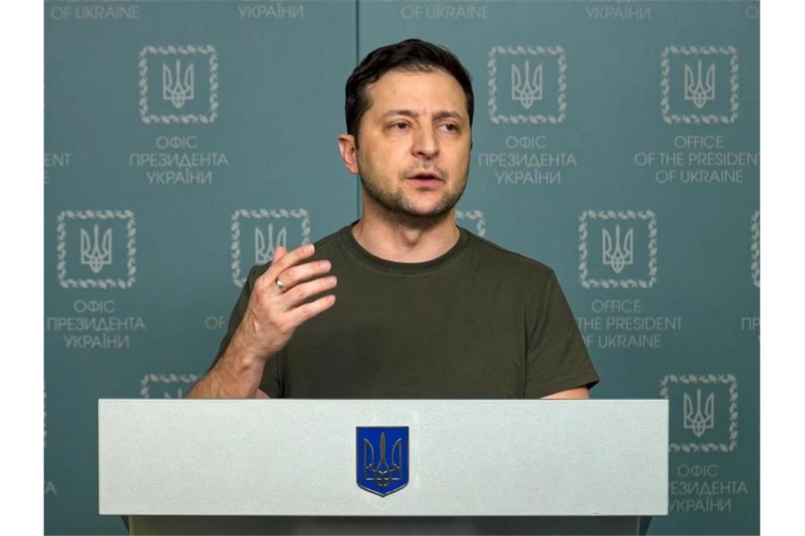 Selenskyj pocht auf EU-Beitritt: „Haben das verdient“ „Wir wenden uns an die EU zur unverzüglichen Aufnahme der Ukraine nach einer neuen speziellen Prozedur“, appelliert Ukraines Präsident Wolodymyr Selenskyj in Richtung Brüssel. Foto: Uncredited/Ukrainian Presidential Press Office/dpa