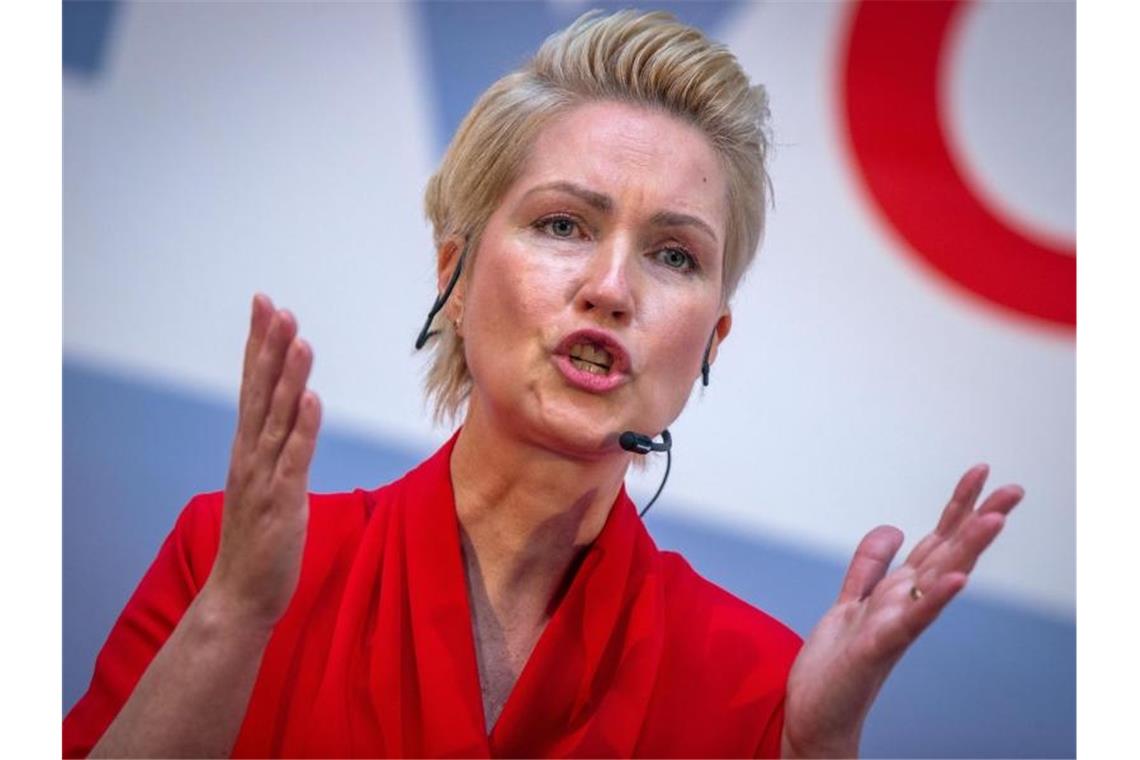 „Knüppel zwischen die Beine“: Kritik an Biontech-Deckel „Wirft Brocken in das Impfgetriebe“: Manuela Schwesig (SPD) übt Kritik am Gesundheitsministerium. Foto: Jens Büttner/dpa-Zentralbild/dpa