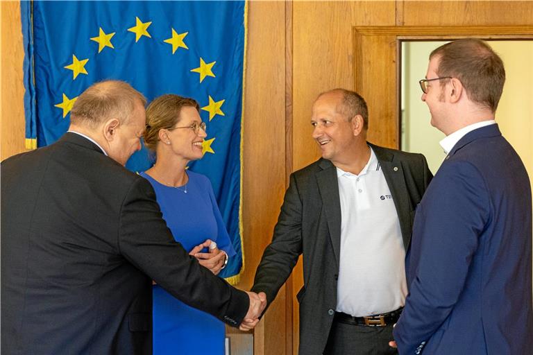 Wirtschaftsförderer Reiner Gauger, EU-Abgeordnete Andrea Wechsler, Tesat-Chef Thomas Reinartz und Oberbürgermeister Maximilian Friedrich (von links) im Rathaus. Foto: Alexander Becher