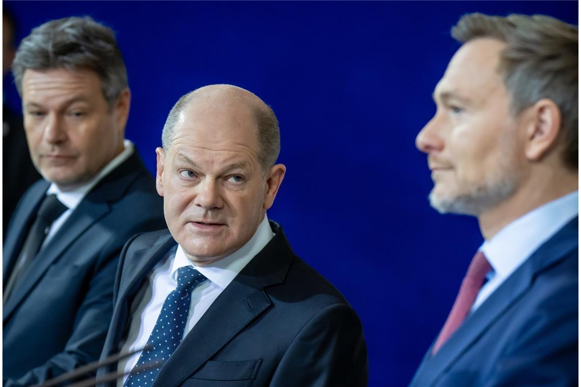 Wirtschaftsminister Robert Habeck, Kanzler Olaf Scholz und Finanzminister Christian Lindner müssen sich einigen. Wirtschaftsminister Robert Habeck, Kanzler Olaf Scholz und Finanzminister Christian Lindner müssen sich einigen.