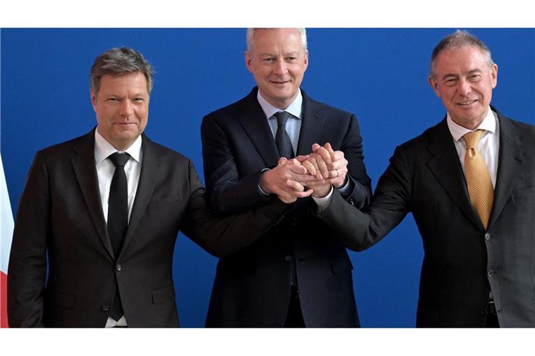 Wirtschaftsminister Robert Habeck (l-r)kommt mit seinen Amtskollegen Bruno Le Maire aus Frankreich und Adolfo Urso aus Italien für ein trilaterales Treffen zur europäischen Industriepolitik zusammen.