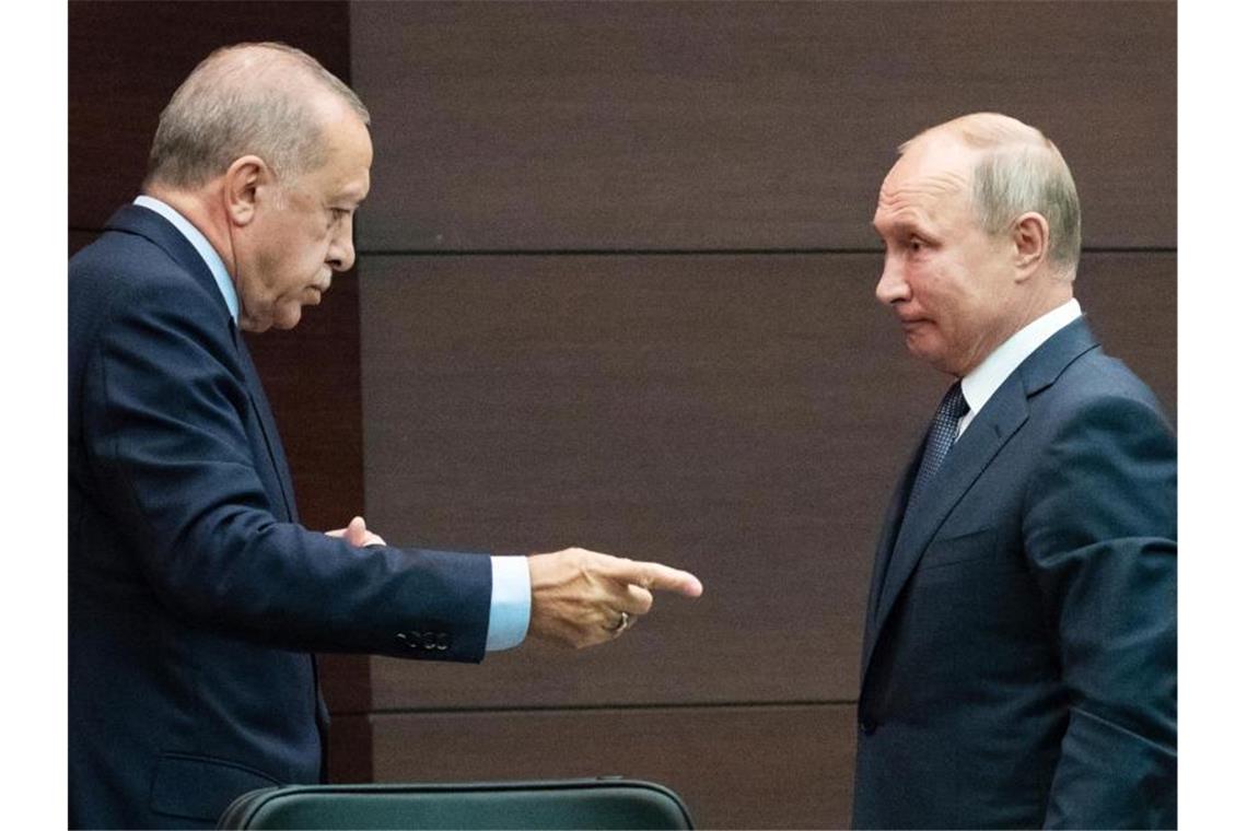 Türkischer Präsident Erdogan will mit Putin sprechen Wladimir Putin und Recep Tayyip Erdogan wollen am Sonntag telefonieren. Foto: Pavel Golovkin/AP Pool/dpa