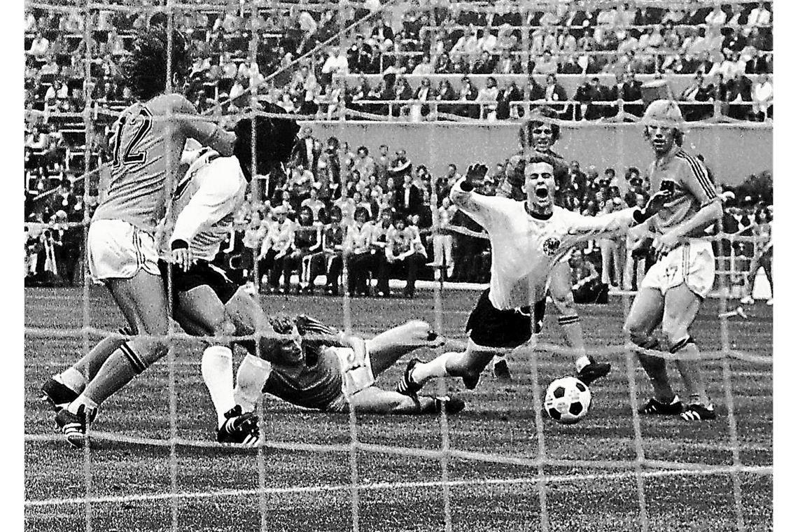 WM-Finale 1974: Bernd Hölzenbein bleibt am Bein des Holländers Wim Jansen hängen und fällt – Elfmeter für Deutschland.