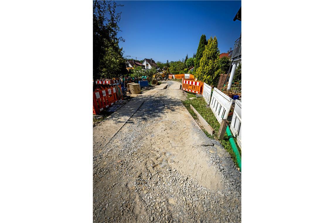 Wo eigentlich die Gärten aneinanderstoßen, verläuft jetzt eine Baustraße.