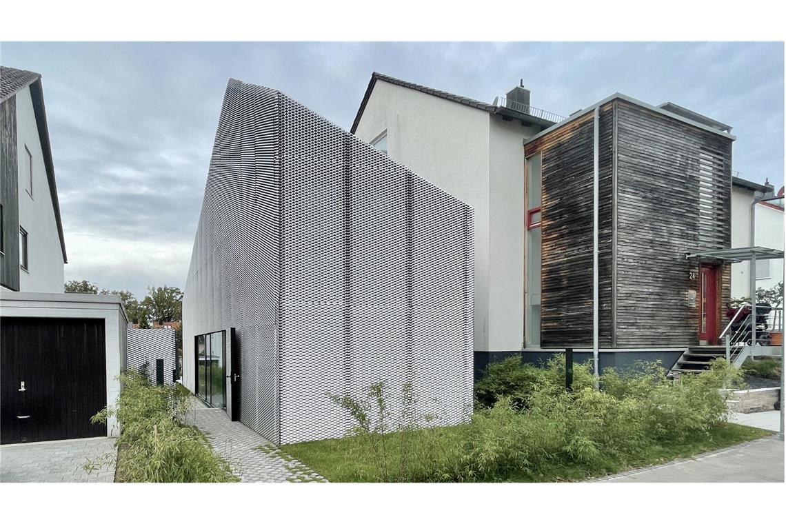 Wo einst eine Doppelgarage stand, hat der Stuttgarter Architekt Thomas Sixt-Finckh für eine Familie dieses Einfamilienhaus mit Maßanzug aus Metall entworfen, und dort befindet sich . . .