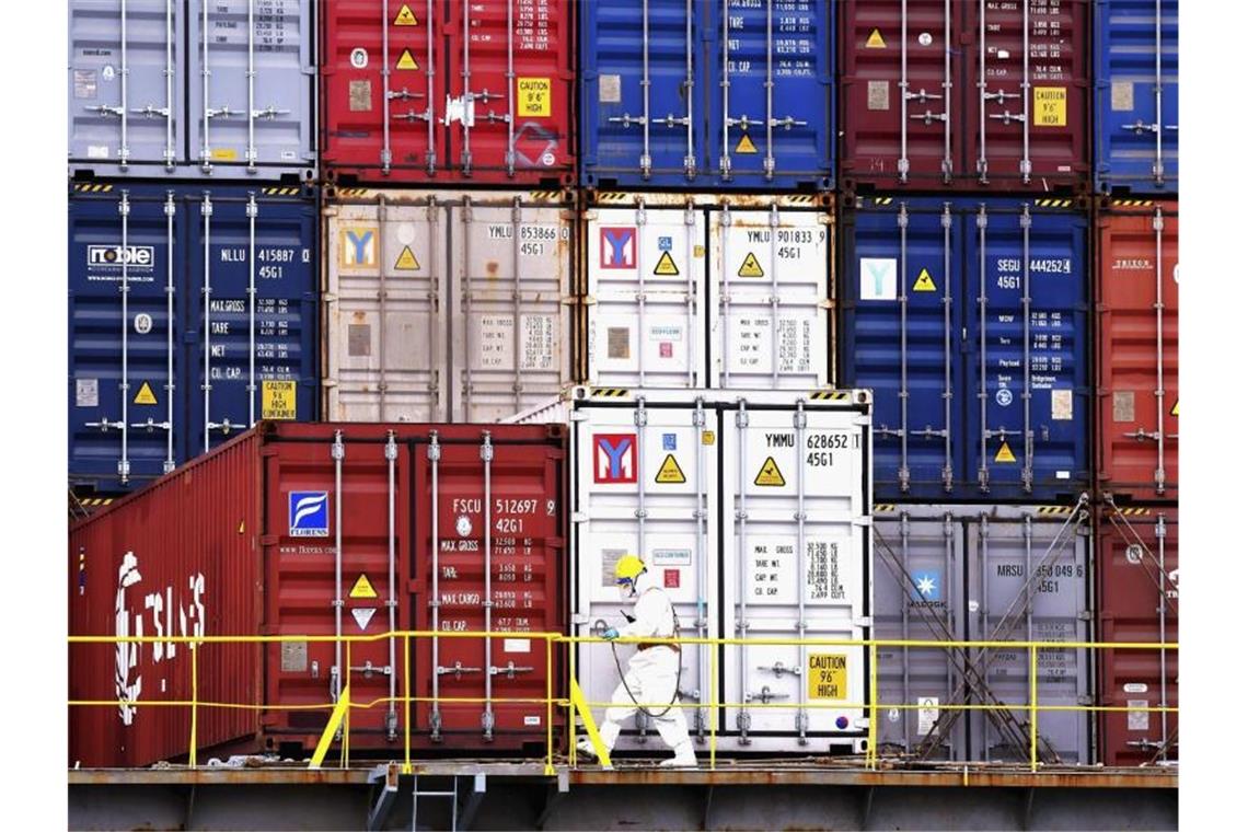 Wann entspannt sich der Containerverkehr? Wo globale Transportketten sonst wie Uhrwerke funktionieren, herrscht in der Coronapandemie Durcheinander - zum Verdruss von Wirtschaft und Verbrauchern. Foto: Uncredited/CHINATOPIX via AP/dpa/Symbolbild