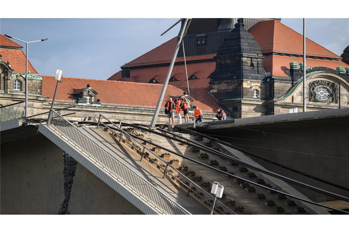 Wo Minuten zuvor noch Straßenbahnen führen, ist ein Teil der Brücke zusammengebrochen.