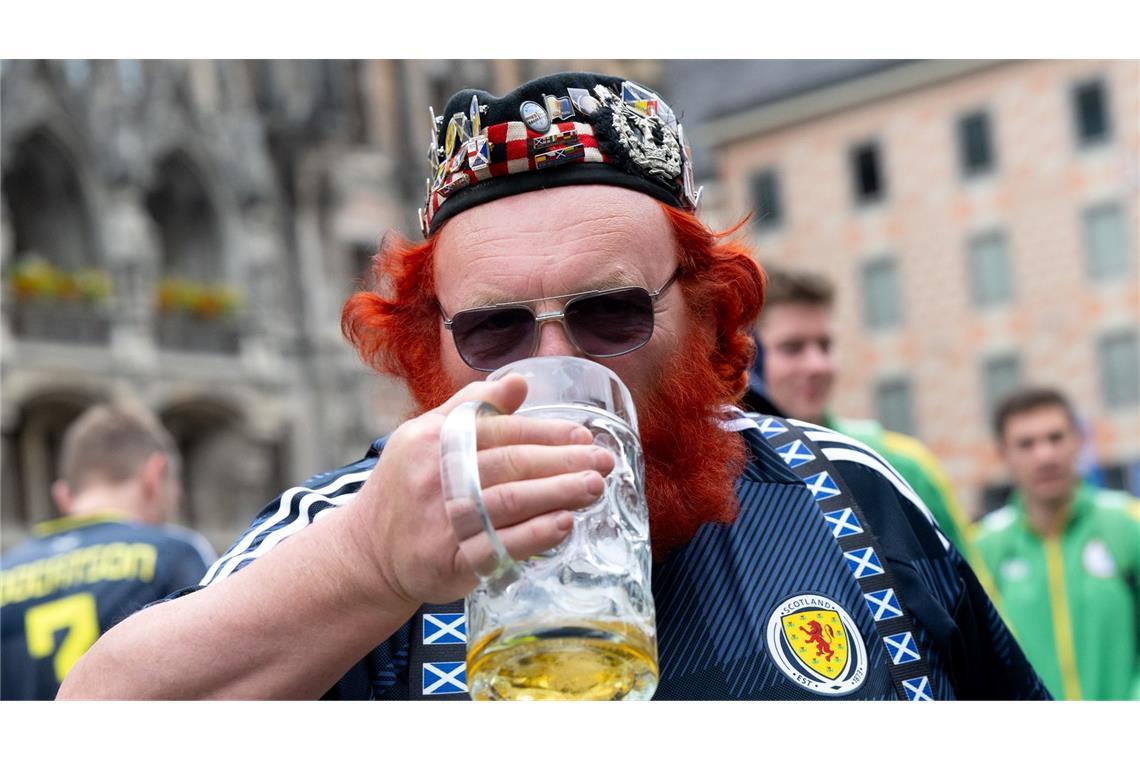 Wohl bekomm's! Ein Schottland-Fan vor dem EM-Eröffnungsspiel gegen Deutschland auf dem Marienplatz in München.