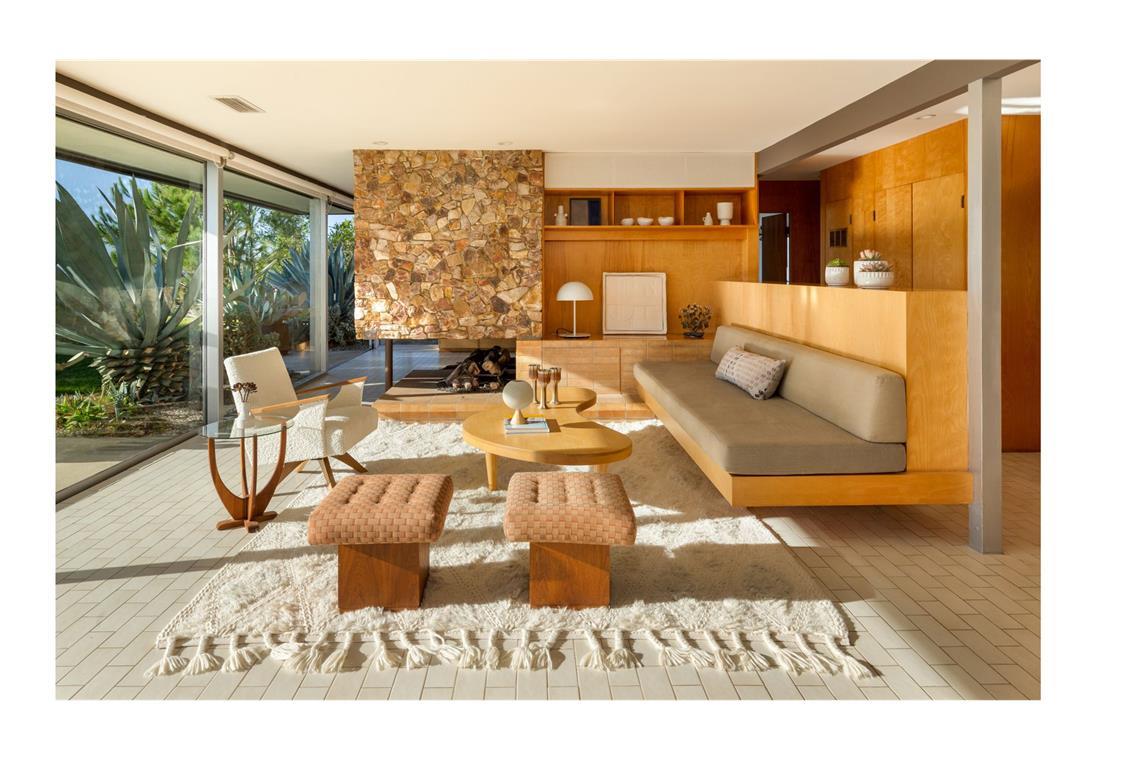 Wohnbereich in Richard Neutras „Serulnic House“ von 1953 in Los Angeles, entworfen für seine Assistentin Dorothy Serulnic und ihren Gatten George, das Haus schmiegt sich in einen Hügel.