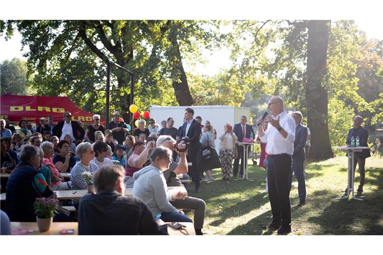 Woidke spricht beim Wahlkampfabschluss der SPD in Oranienburg vor rund 200 Menschen.