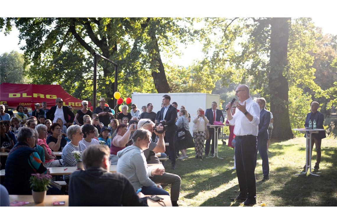 Woidke spricht beim Wahlkampfabschluss der SPD in Oranienburg vor rund 200 Menschen.