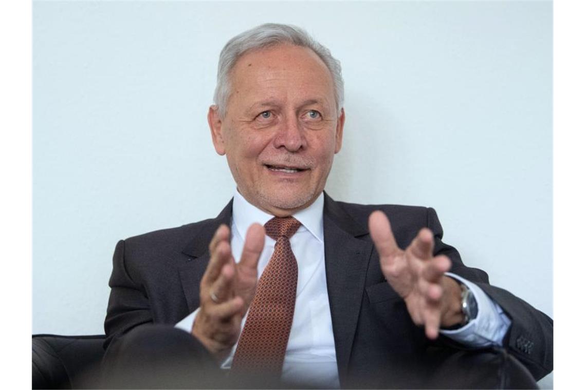 Industrie- und Handelskammertag kritisiert längeren Lockdown Wolfgang Grenke, Präsident des Baden-Württembergischen Industrie- und Handelskammertags (BWIHK), spricht. Foto: Marijan Murat/dpa/Archivbild