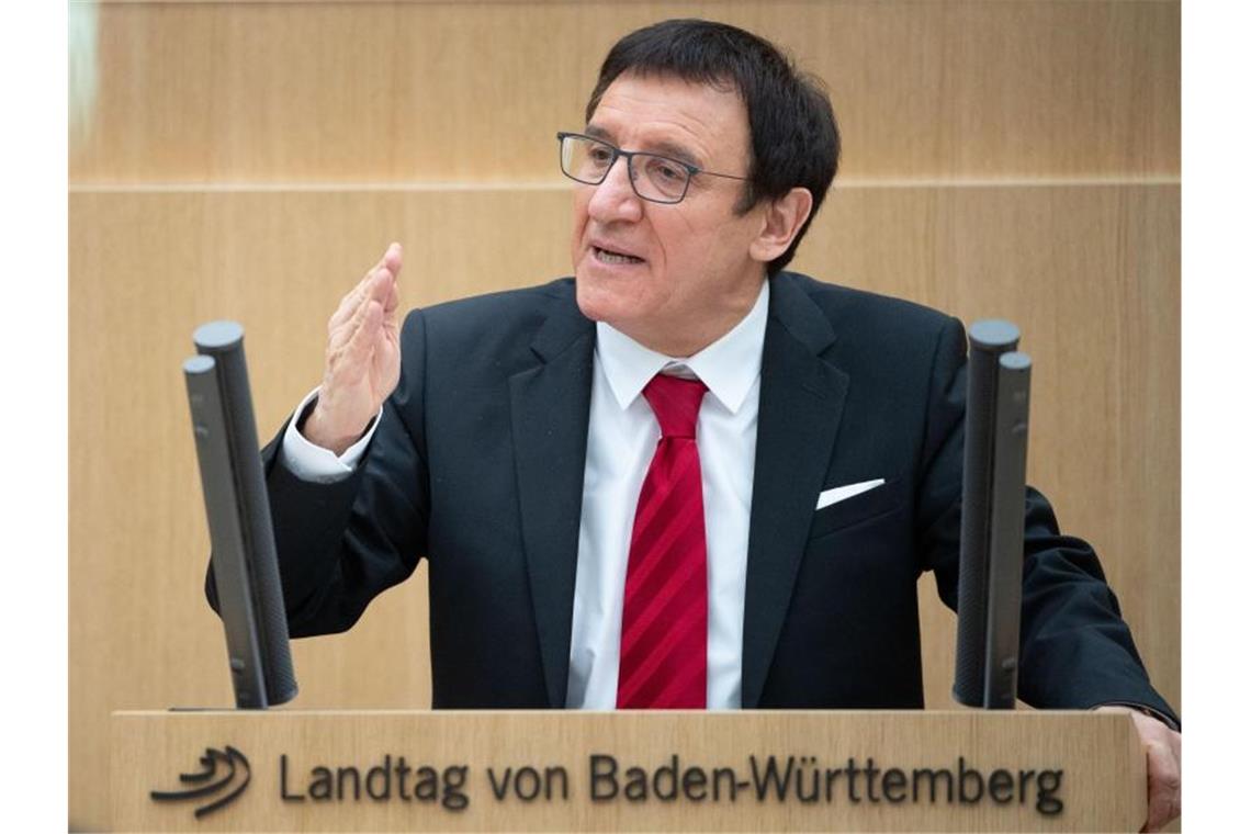 CDU-Fraktionschef will kleine Lockerungen für Handel Wolfgang Reinhart (CDU) spricht im Landtag von Baden-Württemberg. Foto: Marijan Murat/dpa/Archivbild