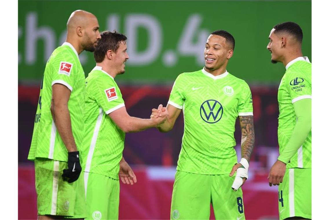Sieg gegen Fürth: VfL Wolfsburg beendet lange Negativserie Wolfsburg-Neuzugang Max Kruse (2.v.l.) klatscht nach dem Treffer zum 2:1 mit Aster Vranckx ab. Foto: Swen Pförtner/dpa