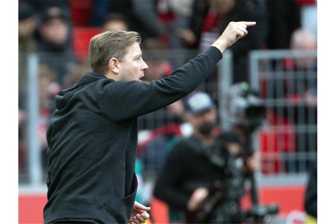 Das bringt die Fußball-Woche: Europacup und DFB-Nominierung Wolfsburgs neuer Trainer Florian Kohfeldt gibt am Dienstag gegen Salzburg sein Debüt in der Champions League. Foto: Federico Gambarini/dpa