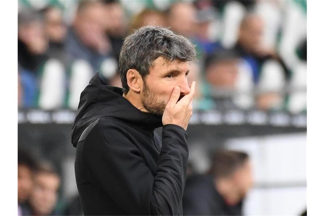 Streich unterstützt van Bommel: Raus-Rufe nicht überbewerten Wolfsburgs Trainer Mark van Bommel gerät unter Druck. Foto: Swen Pförtner/dpa