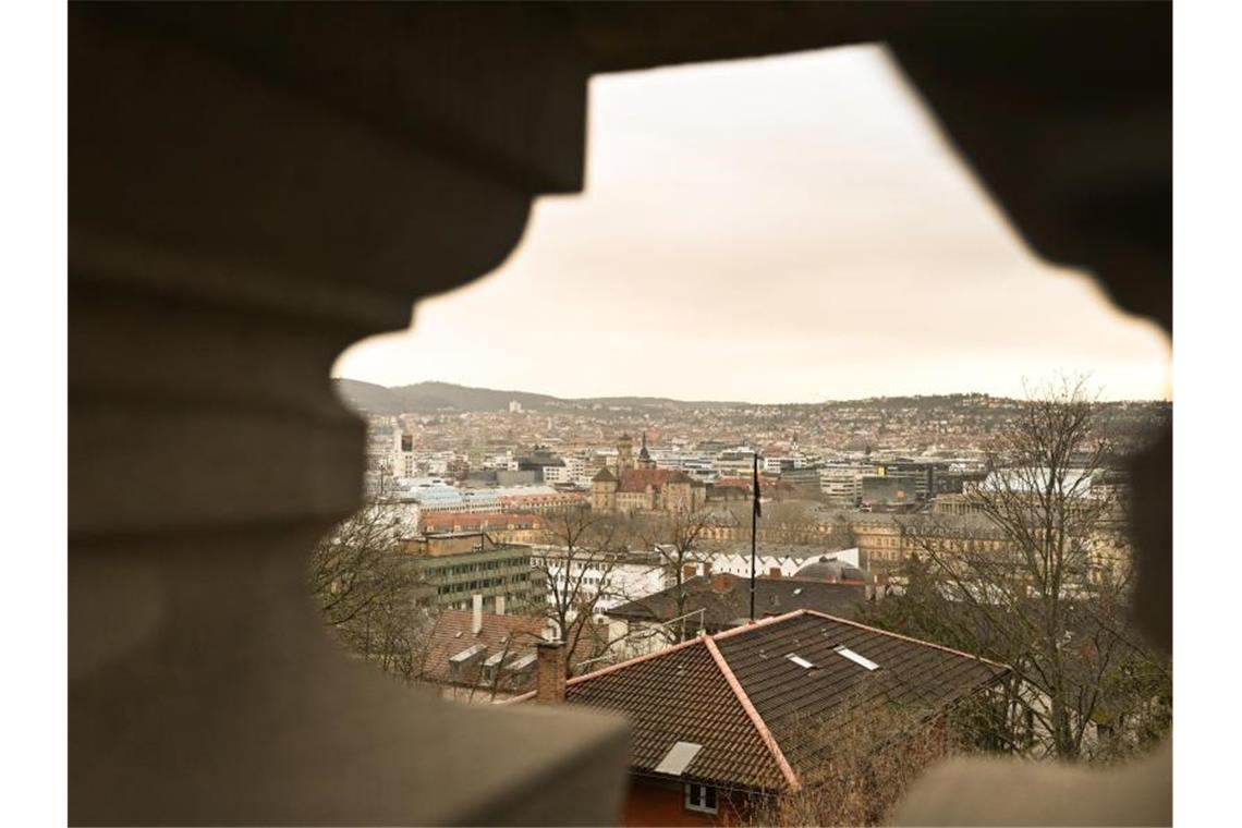 Gelber Himmel und roter Regen: Saharastaub über dem Land Wolken die leicht gelb gefärbt sind bringen Saharastaub mit. Foto: Bernd Weißbrod/dpa/Archivbild