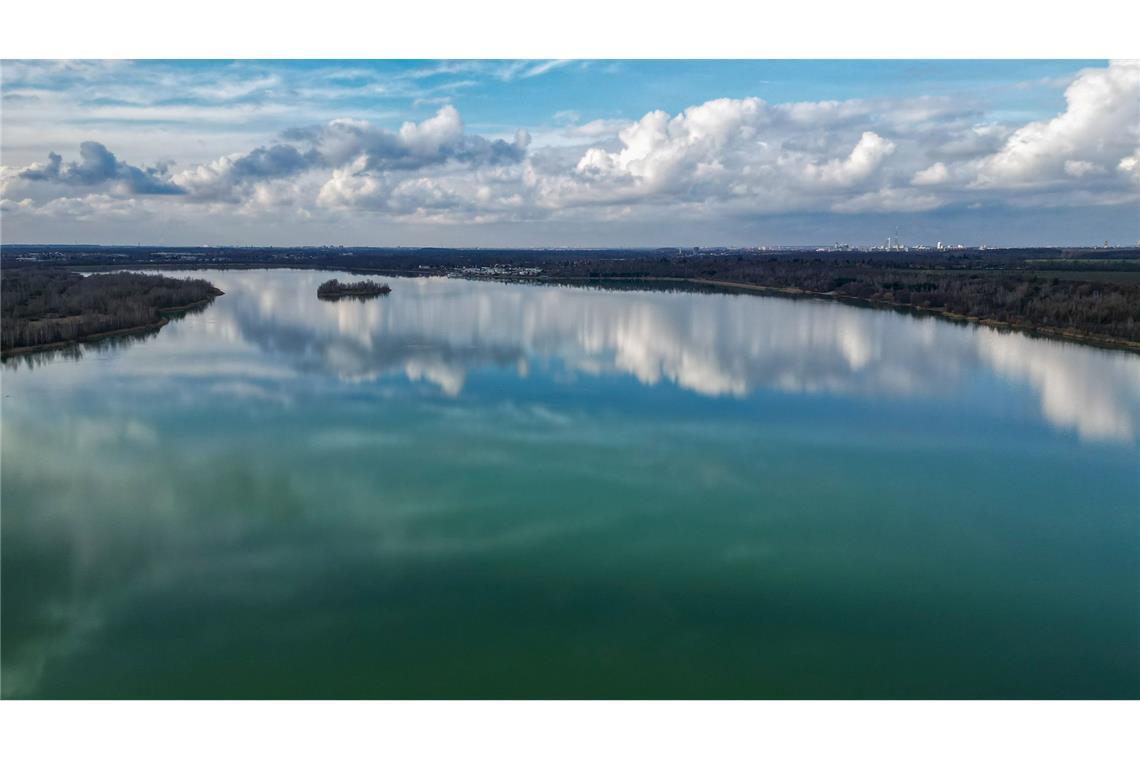 Wolken spiegeln sich im Markkleeberger See in Sachsen.