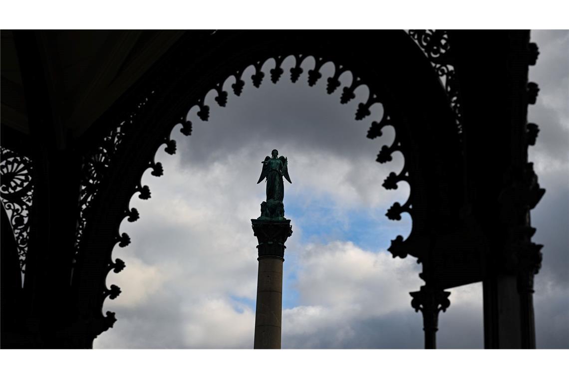 Wolken und blauer Himmel sind über der Jubiläumssäule in Stuttgart.