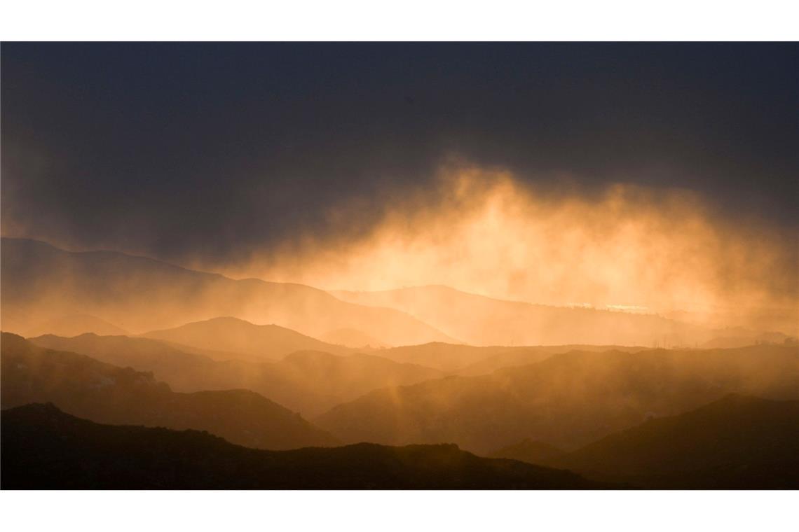 Wolken ziehen über Berge im östlichen San Diego County in den USA.