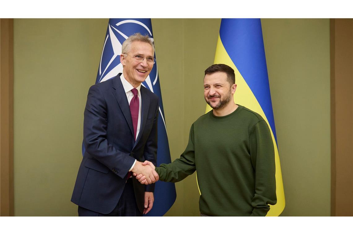 Wolodymyr Selenskyj (r.) begrüßt Jens Stoltenberg in Kiew.