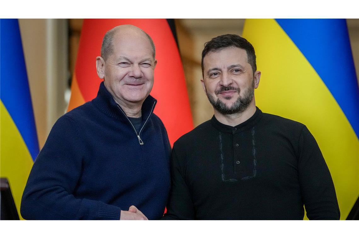 Wolodymyr Selenskyj (r), Präsident der Ukraine, und Bundeskanzler Olaf Scholz (SPD) geben sich  die Hände. Selenskyj hat  Scholz erneut für dessen Telefonat mit Putin kritisiert (Archivfoto).