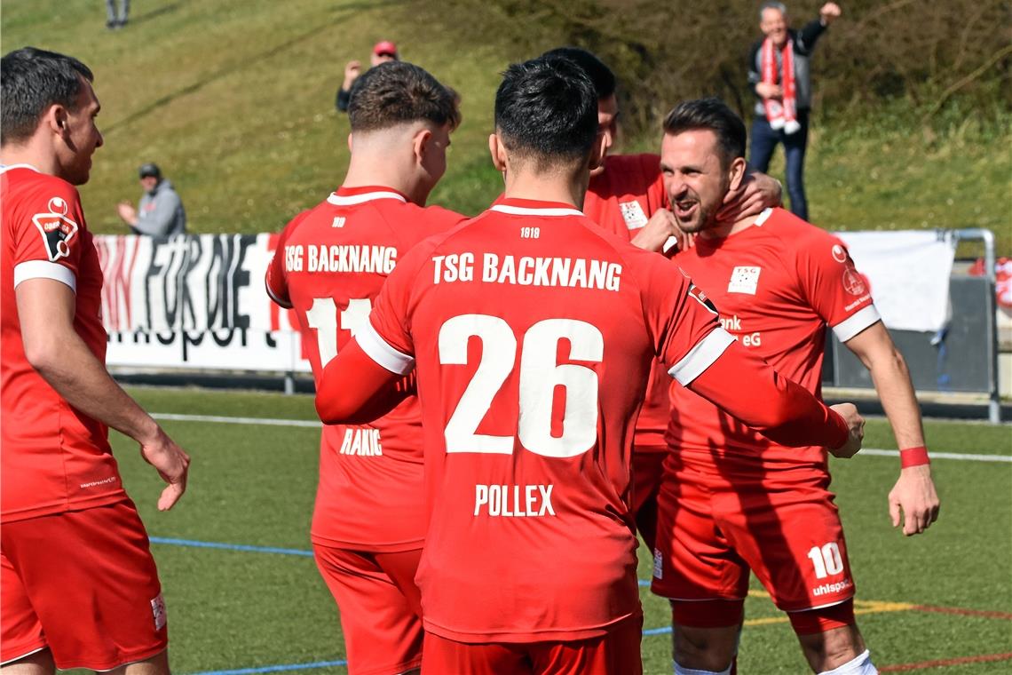 Würden auch im sechsten Heimspiel in Folge gerne einen Sieg feiern: Mario Marinic (rechts) und die TSG Backnang. Foto: T. Sellmaier