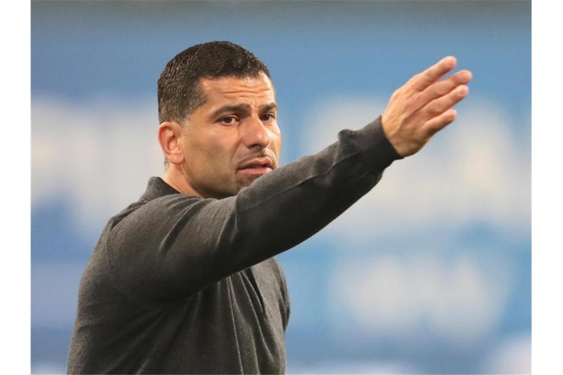 Schalke: Positive Corona-Tests bei Trainer und Vorstand Wurde positiv auf Corona getestet: Schalke-Coach Dimitrios Grammozis. Foto: Danny Gohlke/dpa