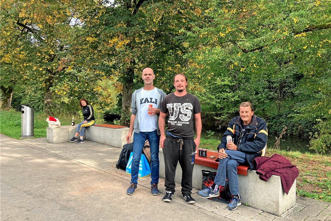 Yasmin, Anto, Daniel und Roland (von links) treffen sich häufig mit ihren Freundinnen und Freunden an der Oberen Walke. Aber nicht alle aus der Gruppe möchten auf dem Foto zu sehen sein. Viele haben Angst vor einer Stigmatisierung. Foto: privat