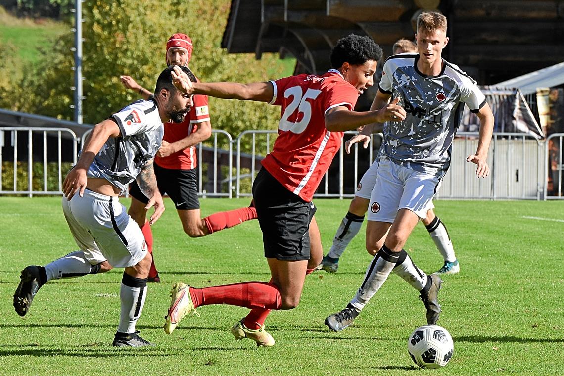 Yomi Scintu (Mitte) und seine SG-Kollegen ließen die Gäste aus Göppingen in den entscheidenden Momenten stehen. Foto: Tobias Sellmaier