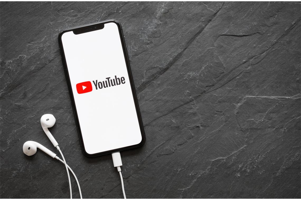 Youtube-Videos lassen sich nicht direkt im Hintergrund abspielen. Mit diesem Trick klappt es trotzdem auch bei ausgeschaltetem Display. Sowohl auf iOS als auch auf Android.