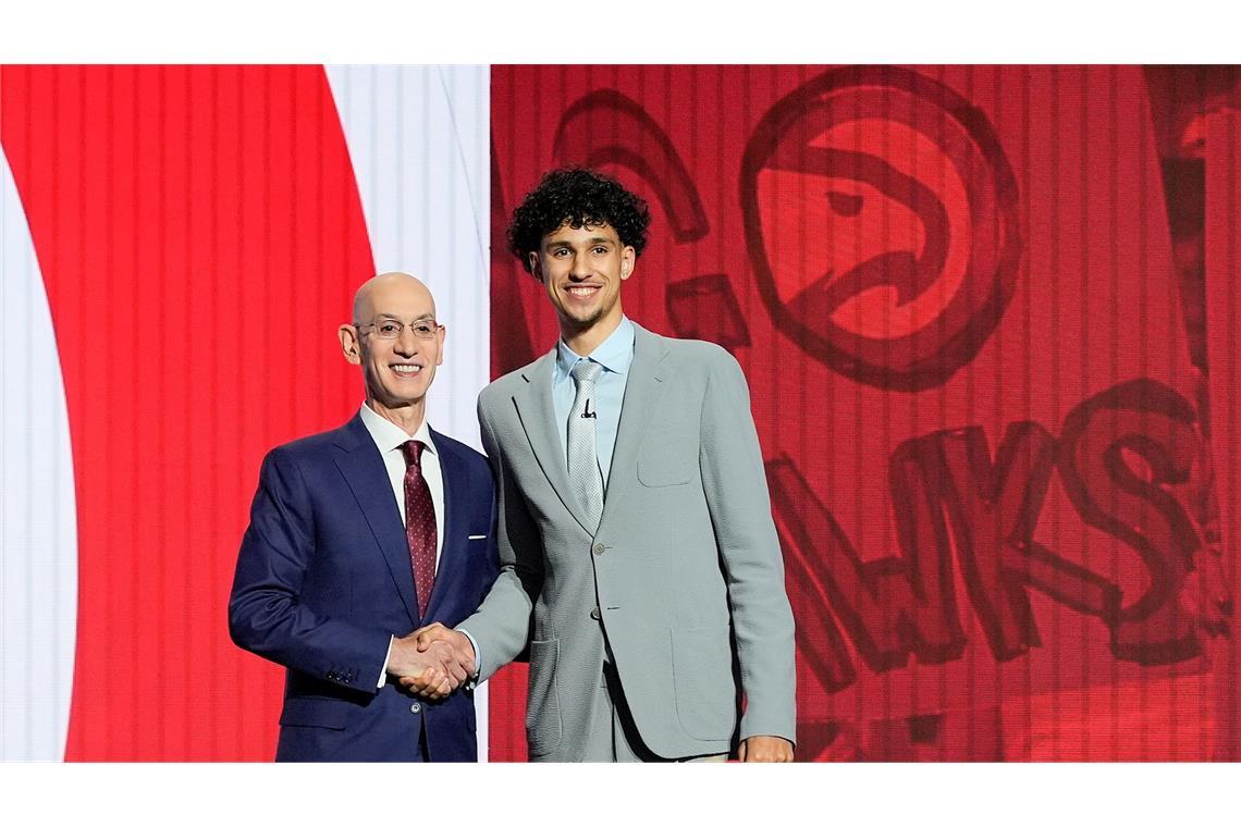 Zaccharie Risacher (r.) posiert mit NBA-Boss Adam Silver, nachdem er von den Atlanta Hawks in der ersten Runde des NBA-Basketball-Drafts als erster Spieler ausgewählt wurde. Beim Draft sichern sich die Teams der Reihe nach die Rechte an Nachwuchsspielern.