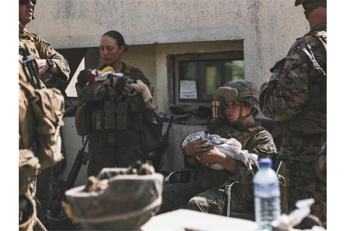 Dramatische Szenen in Kabul: Baby über Mauer gerettet Zahlreiche Babys und Kinder werden von US-Soldaten am Flughafen von Kabul versorgt. Foto: Sgt. Isaiah Campbell/U.S. Marine Corps/AP/dpa