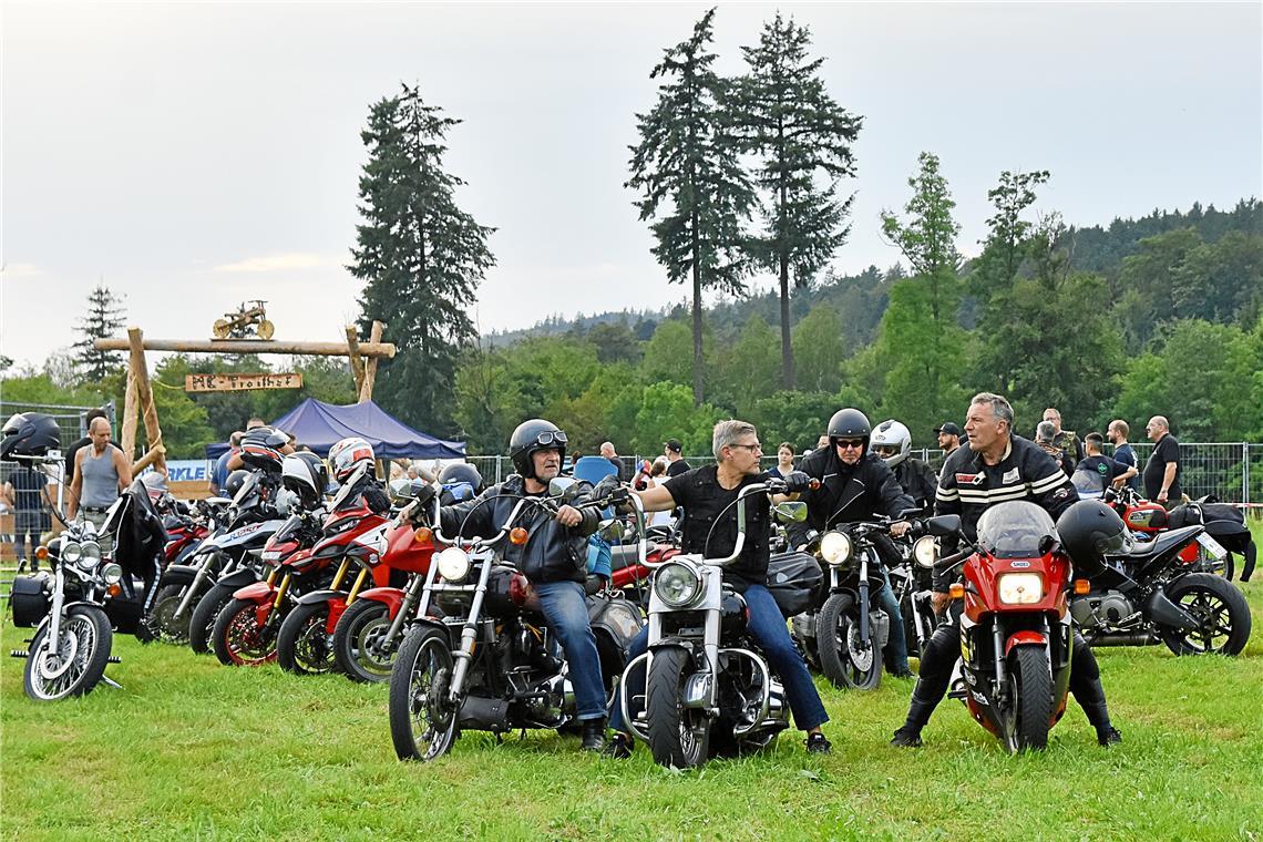 Zahlreiche Bikerinnen und Biker finden sich beim Motorradtreffen ein. Fotos: Tobias Sellmaier