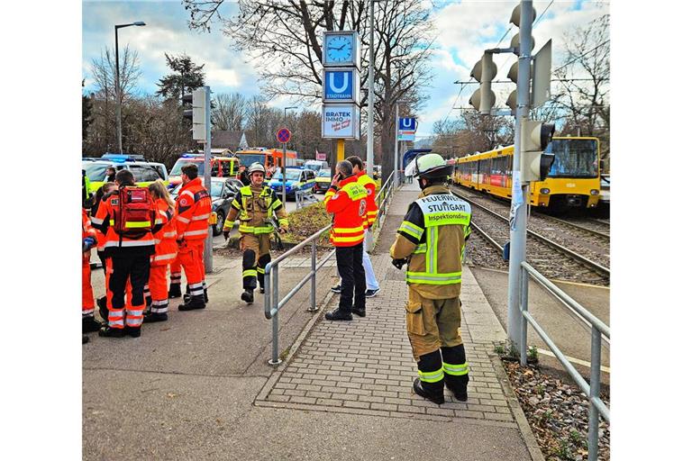 Zahlreiche Einsatzkräfte eilten nach Stuttgart-Hofen zur Stadtbahnhaltestelle – sie konnten nicht mehr helfen.