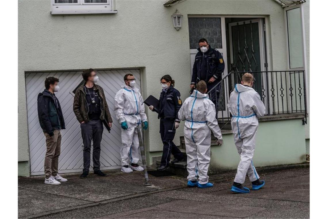 Zahlreiche Einsatzkräfte sind vor einem Haus in Wernau (Kreis Esslingen). Foto: Kohls/SDMG/dpa