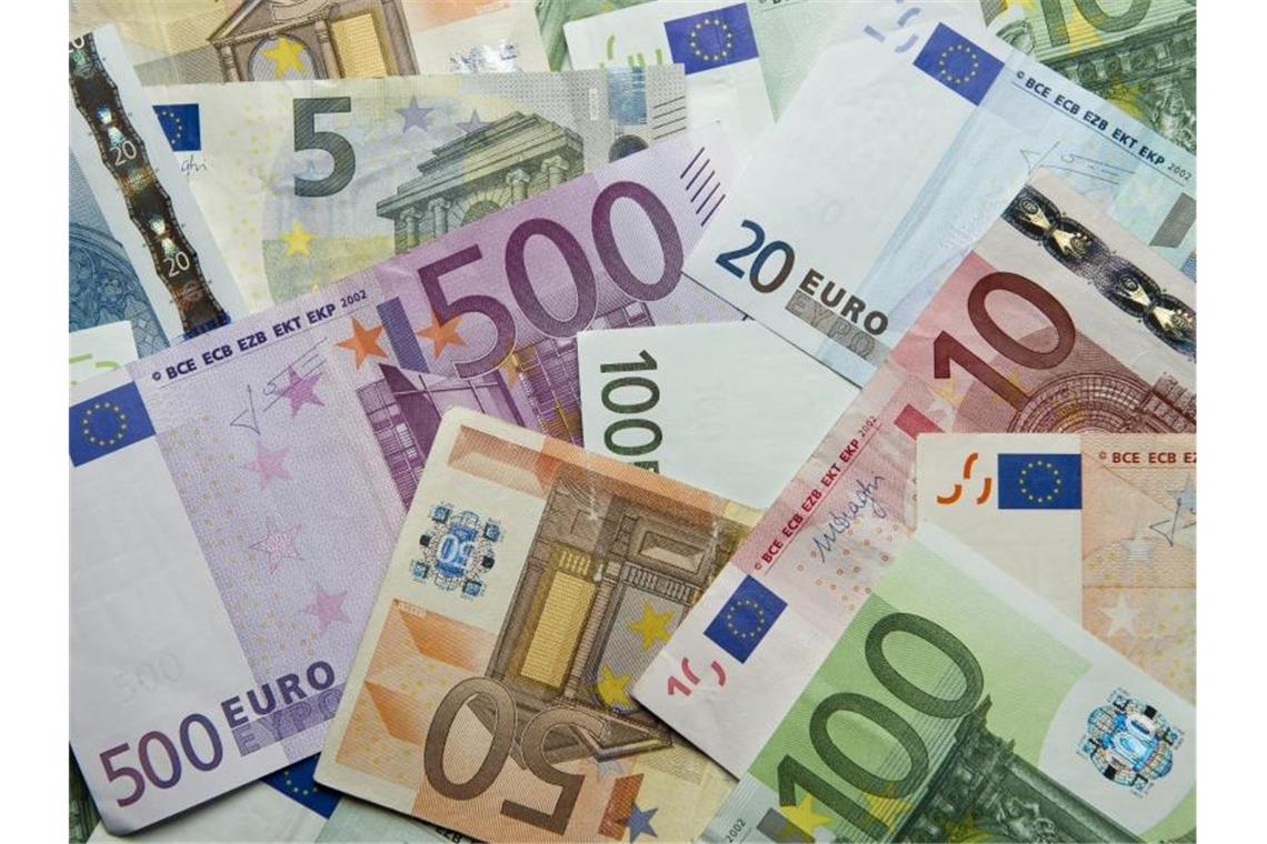 Fünf Millionen Euro für neues Fahrzeug auf der Maintalbahn Zahlreiche Euro-Banknoten liegen auf einem Haufen. Foto: Daniel Reinhardt/dpa/Archivbild