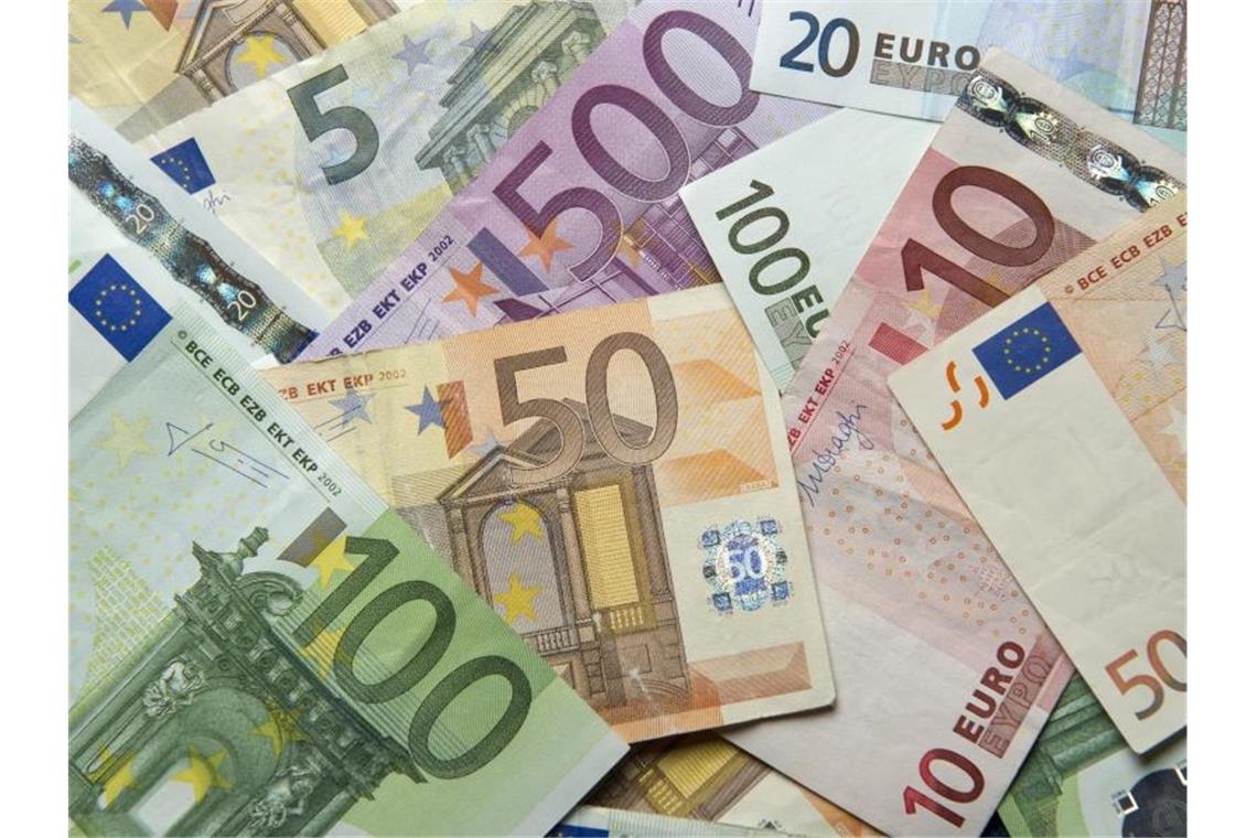 Löhne im Südwesten erstmals seit Finanzkrise wieder gesunken Zahlreiche Euro-Banknoten liegen auf einem Tisch. Foto: Daniel Reinhardt/dpa/Archivbild