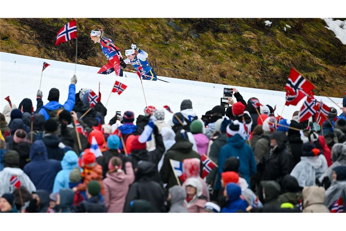 Zahlreiche Fans feuerten die Athletinnen euphorisch an.